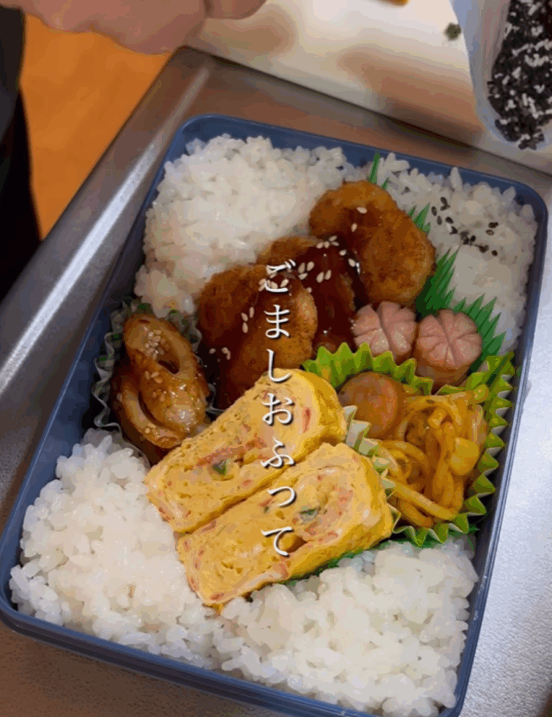 ふりかけをかけて彩よく♪（@obento.786さんより提供）