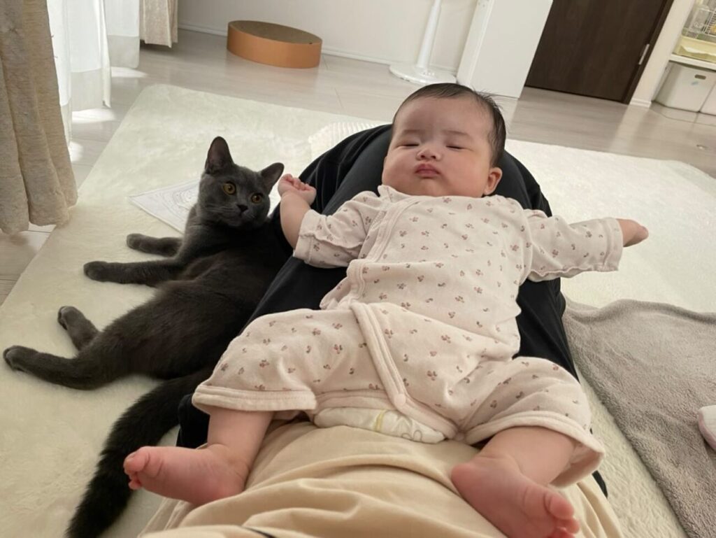 猫のグゥちゃんとお子さん（@koooooo.chanさんより提供）