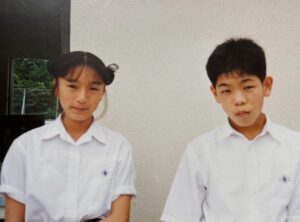 中学の入学式で…五十音順で席が近かった2人→　35年後の様子に「素敵すぎる」「映画にできそう」