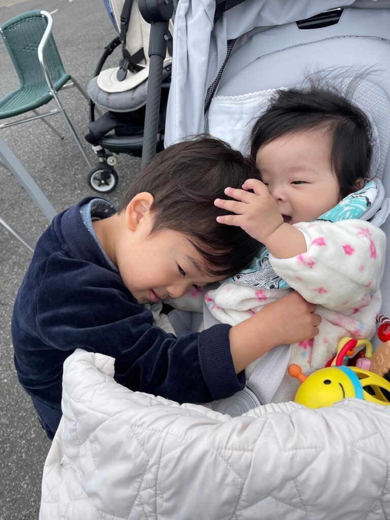 兄妹の様子②（＠momoko.katoさんより提供）