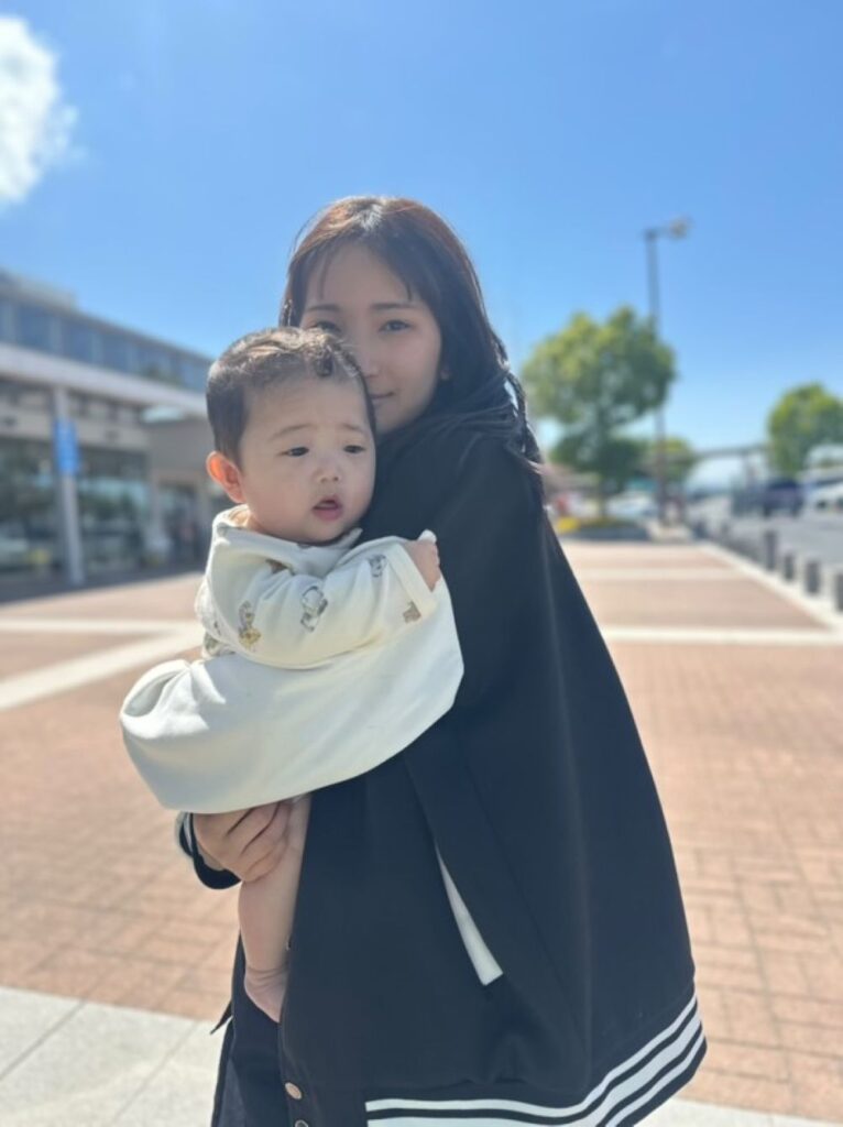 お姉ちゃんの抱っこ（＠perosuke_iさんより提供）