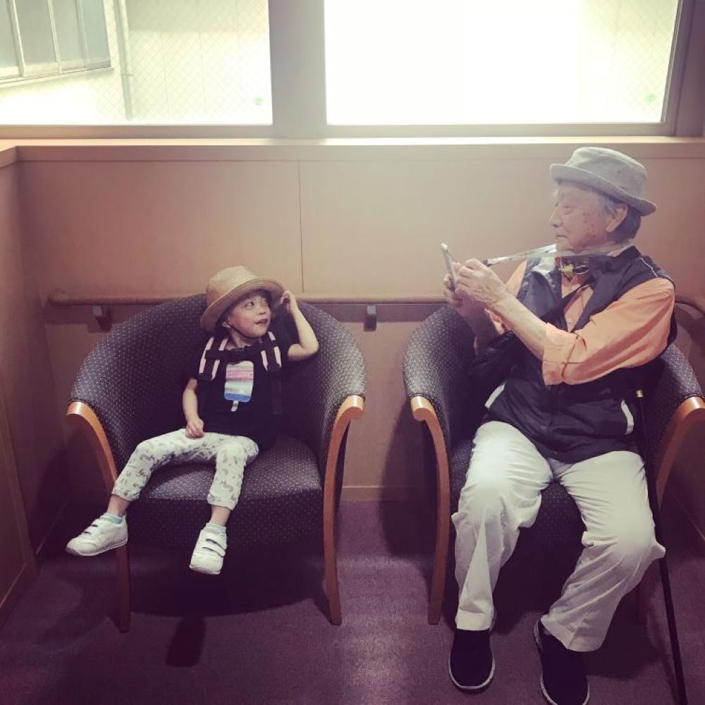 おじいちゃんと娘さん①（＠akemiarigaさんより提供）