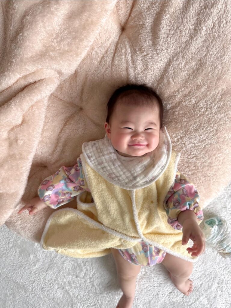 オムツ替え後の娘さん②（＠fsk_tirolさんより提供）