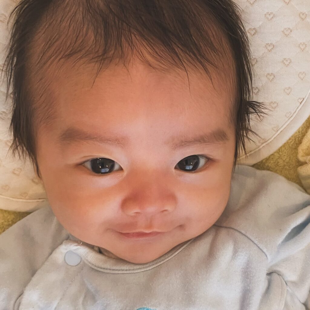 かわいらしいニッコリ顔（@baby_rakkokunさんより提供）