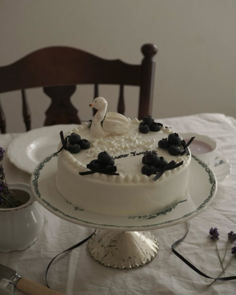 白鳥のメレンゲクッキーをのせたケーキ（＠mmny_09さんより提供）