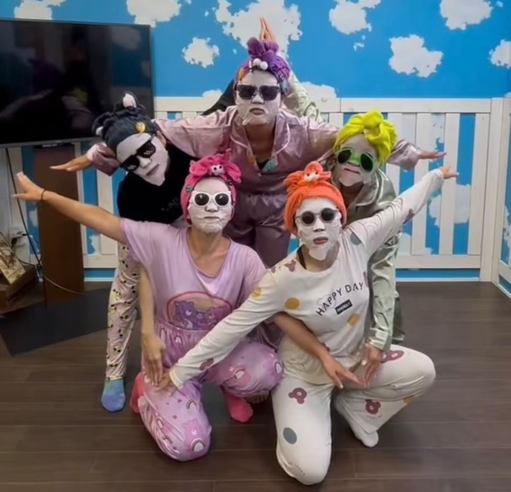 ママさんたちで決めポーズ（＠pajamama_packさんより提供）