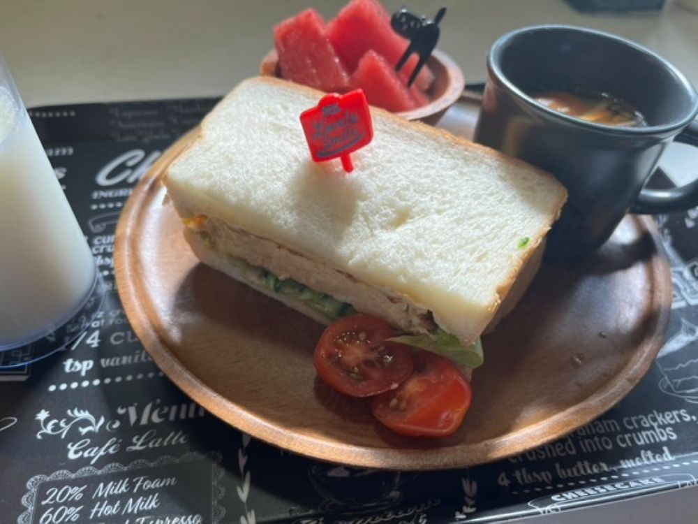 1年生で初めての朝食のサンドイッチ作り（＠babamonakaさんより提供）