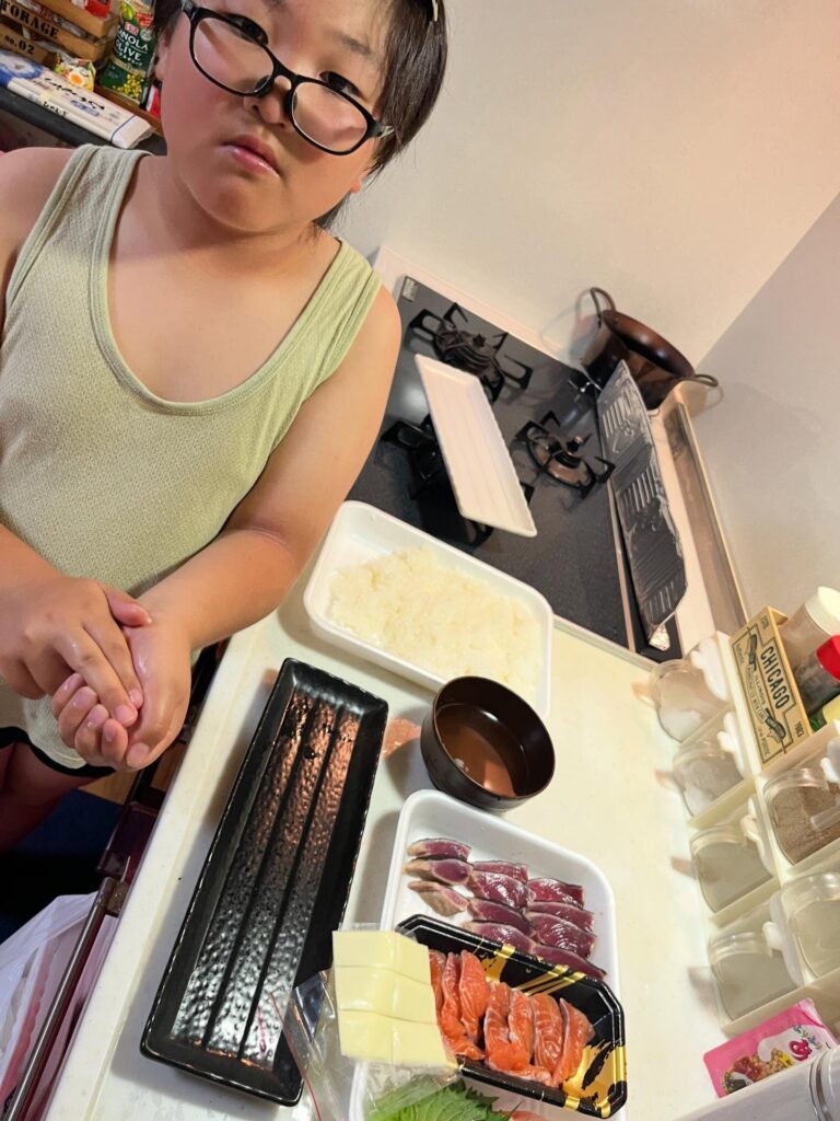 お寿司を握る息子さん（＠babamonakaさんより提供）