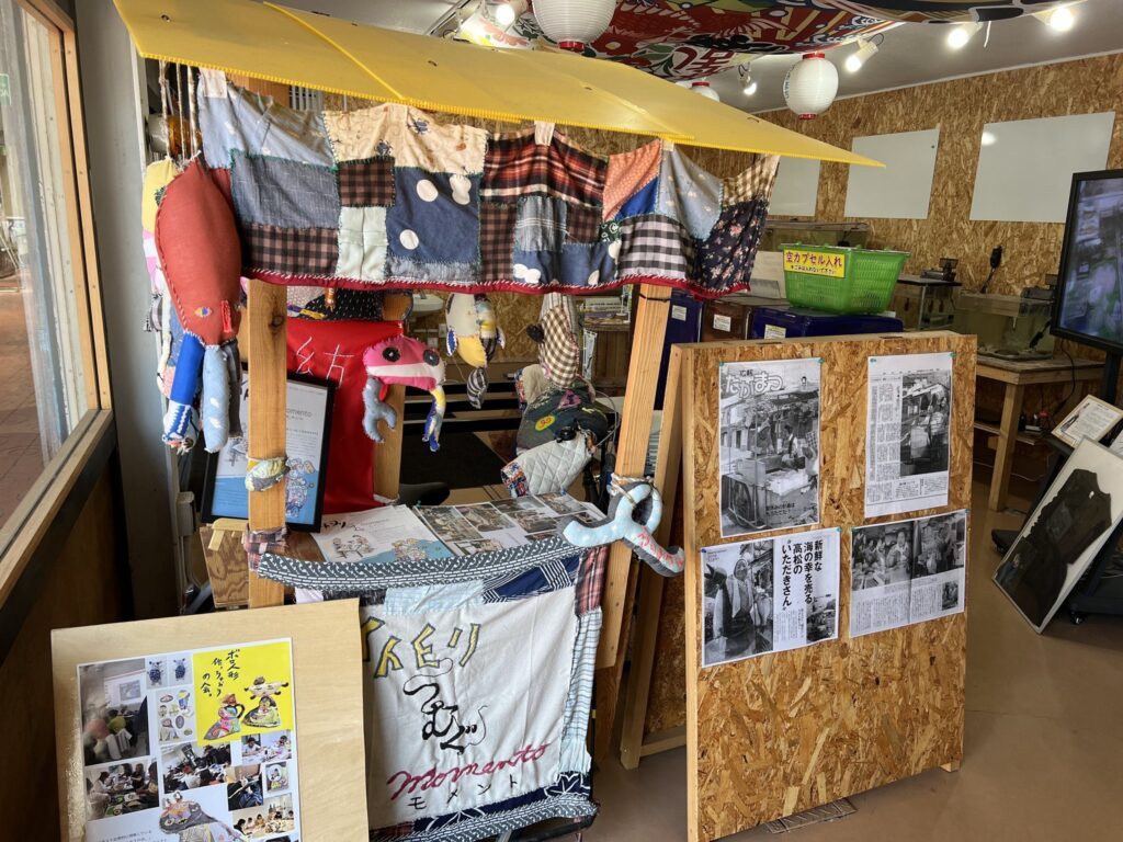 高松市中央卸売市場にあるうみまち商店街でのいただきさんに関する展示