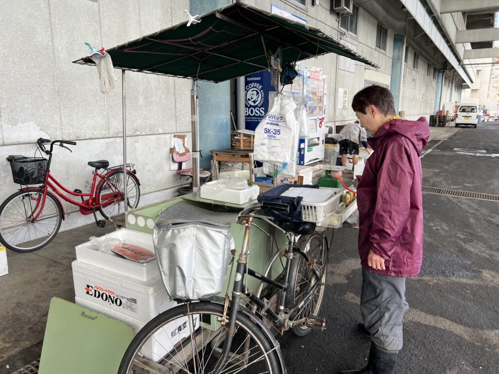 営業準備中の糸谷さん