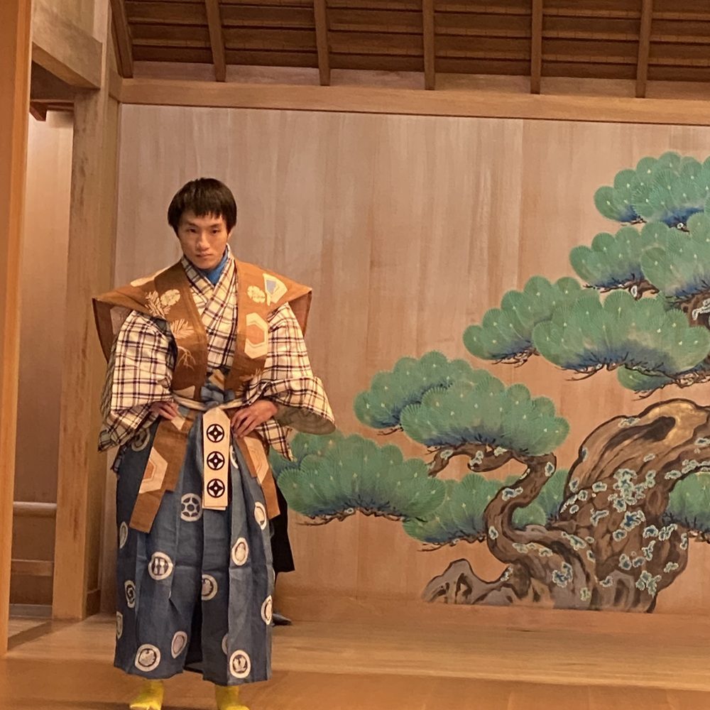 狂言で舞台に立つなみきさん（@namiki_handmadeさんより提供）