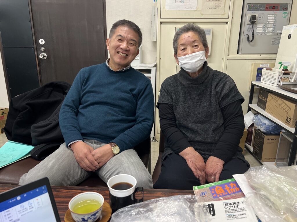 取材を受けていただいた橋本ヒロミさん（右）と日新地区コミュニティ協議会網谷会長（左）