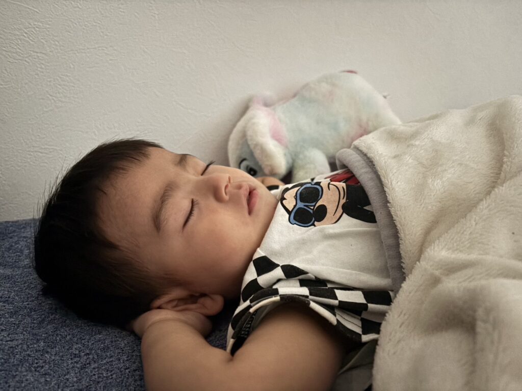 すやすや眠る息子さん（＠pisupisu87さんより提供）