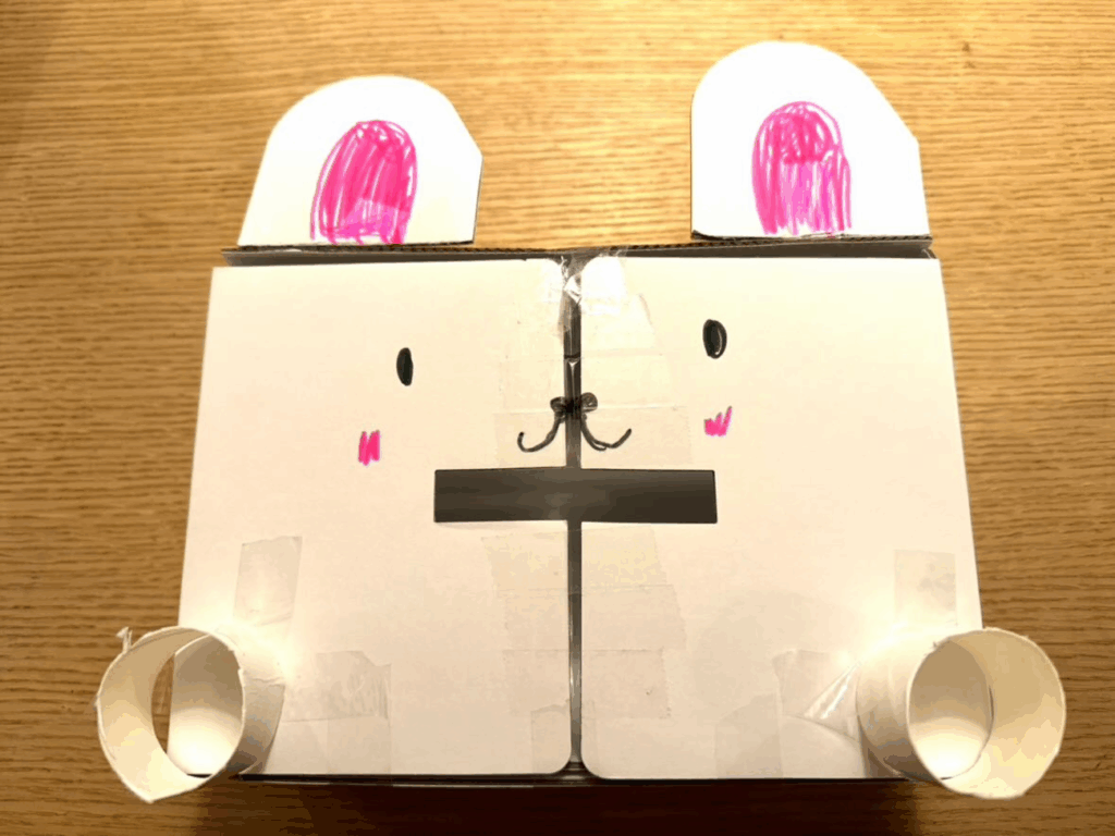 空き箱で作ったうさぎのポスト（@ayaosukaさんより提供）