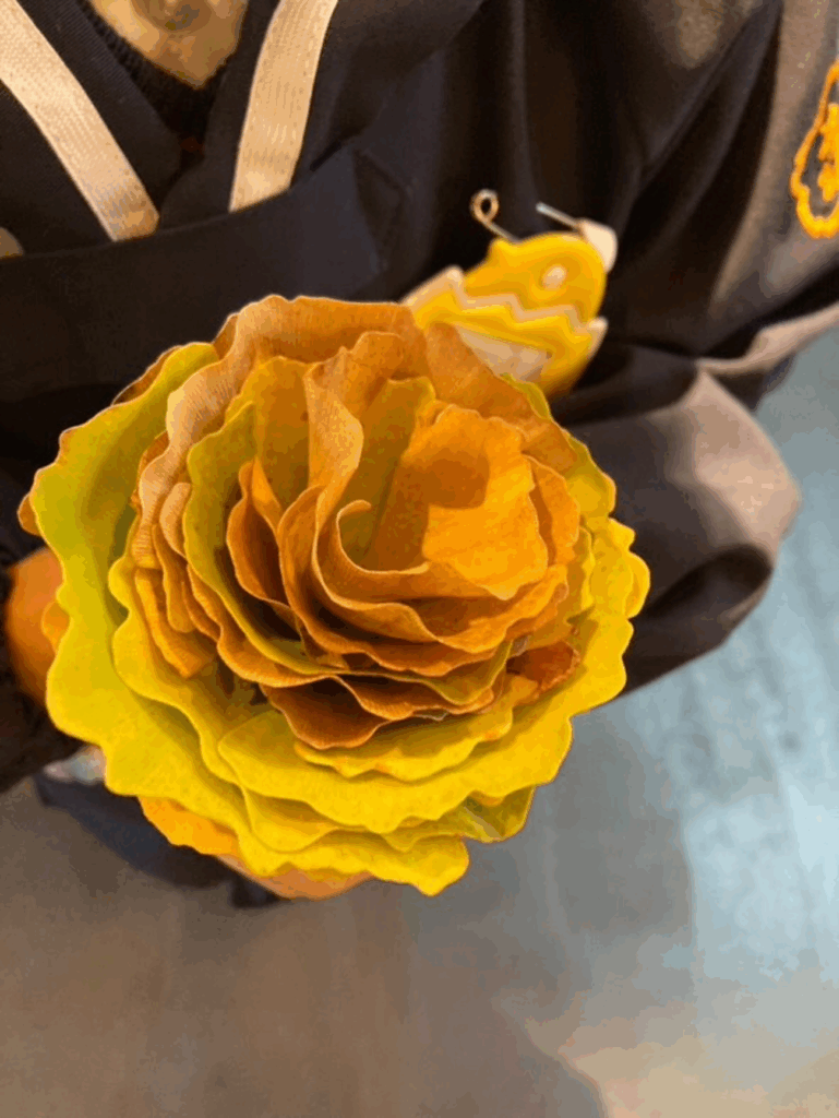 イチョウの葉っぱで作った薔薇（@ayaosukaさんより提供）