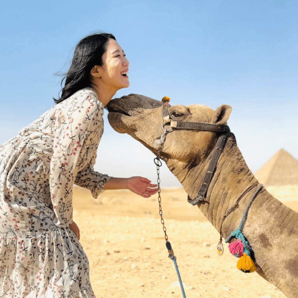 ラクダとのふれあい（@harukaxblogより提供）