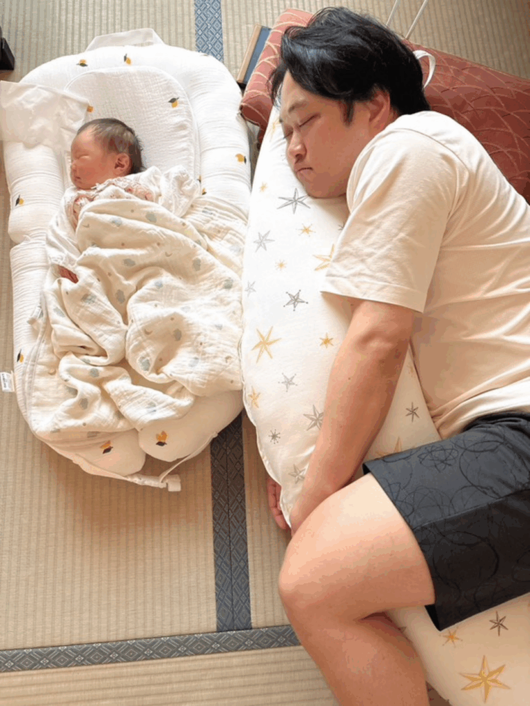 一緒に眠る2人（@takuya_oogaさんより提供）