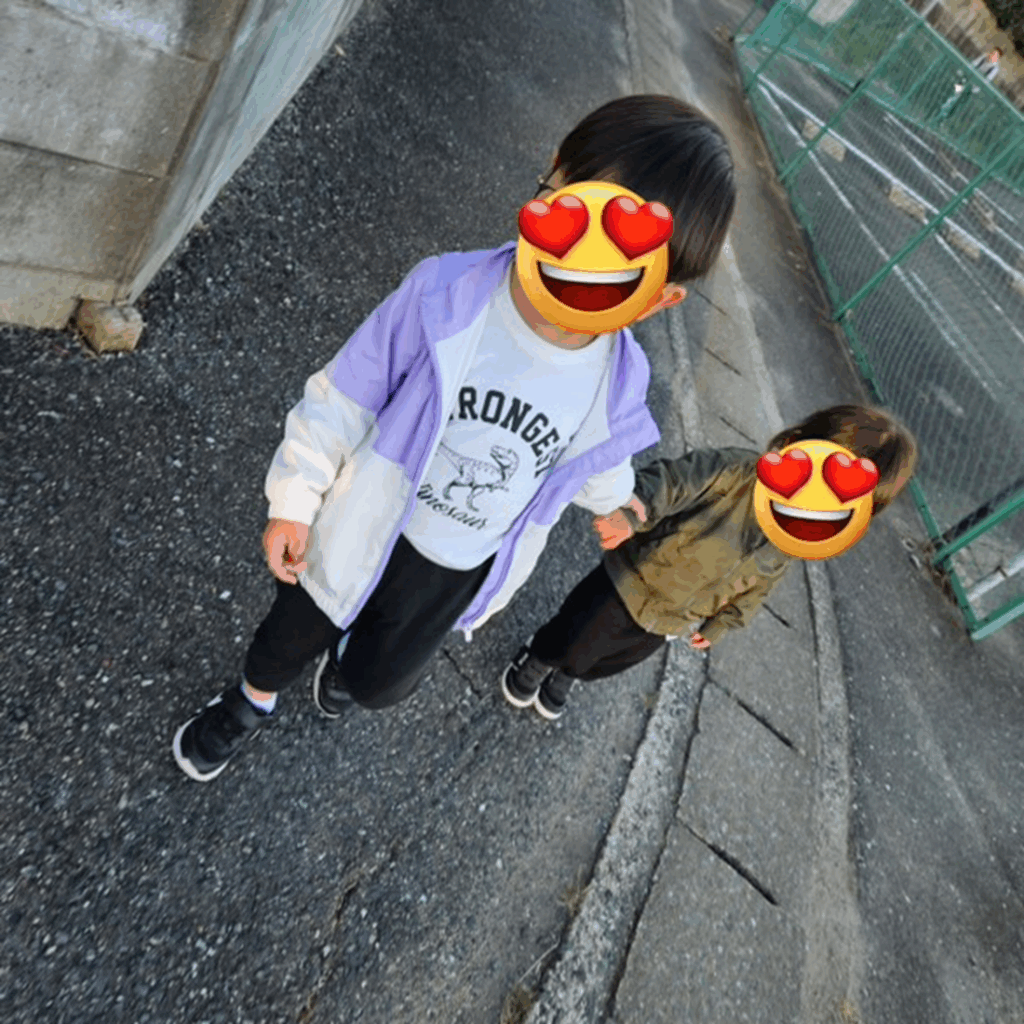 兄弟仲良く手をつないでお散歩へ（＠mopimama.1210さんより提供）