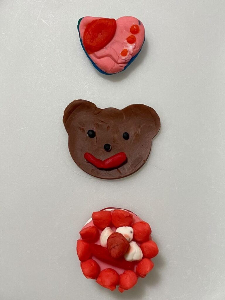 新作の「いちごのすぺしゃるケーキ」と「くまさんのクッキー」（＠nurse_relaxroomさんより提供）