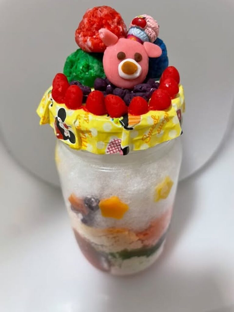 粘土で作った「ぶたさんのアイスケーキ」（＠nurse_relaxroomさんより提供）