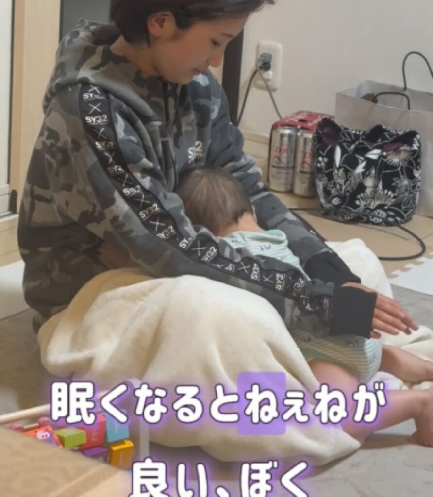 お姉ちゃんに甘える弟くん（＠perosuke_iさんより提供）