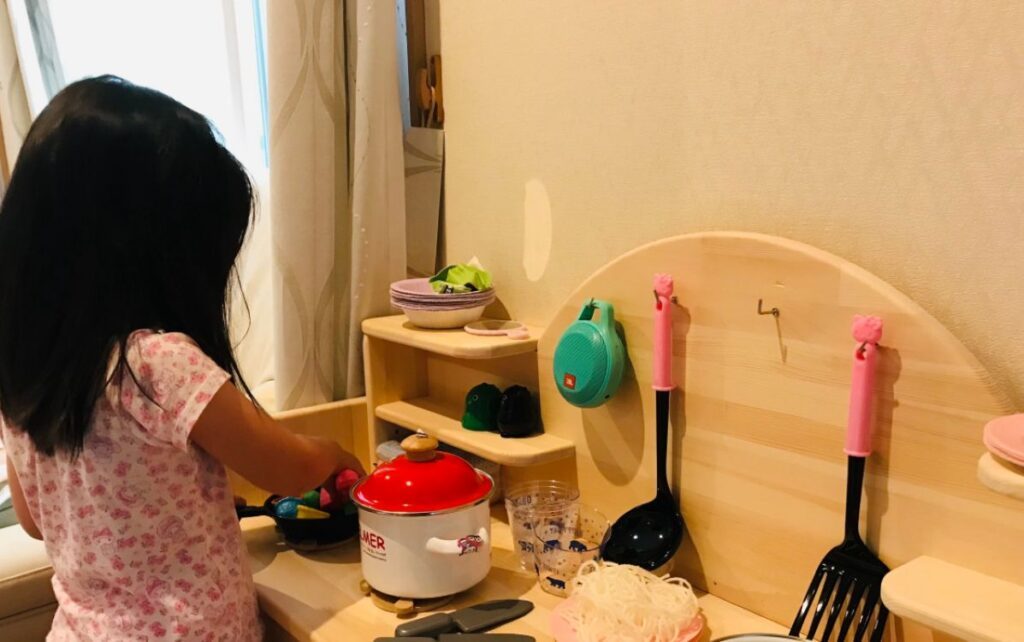 キッチンで遊ぶ様子（＠indigo.violet2さんより提供）