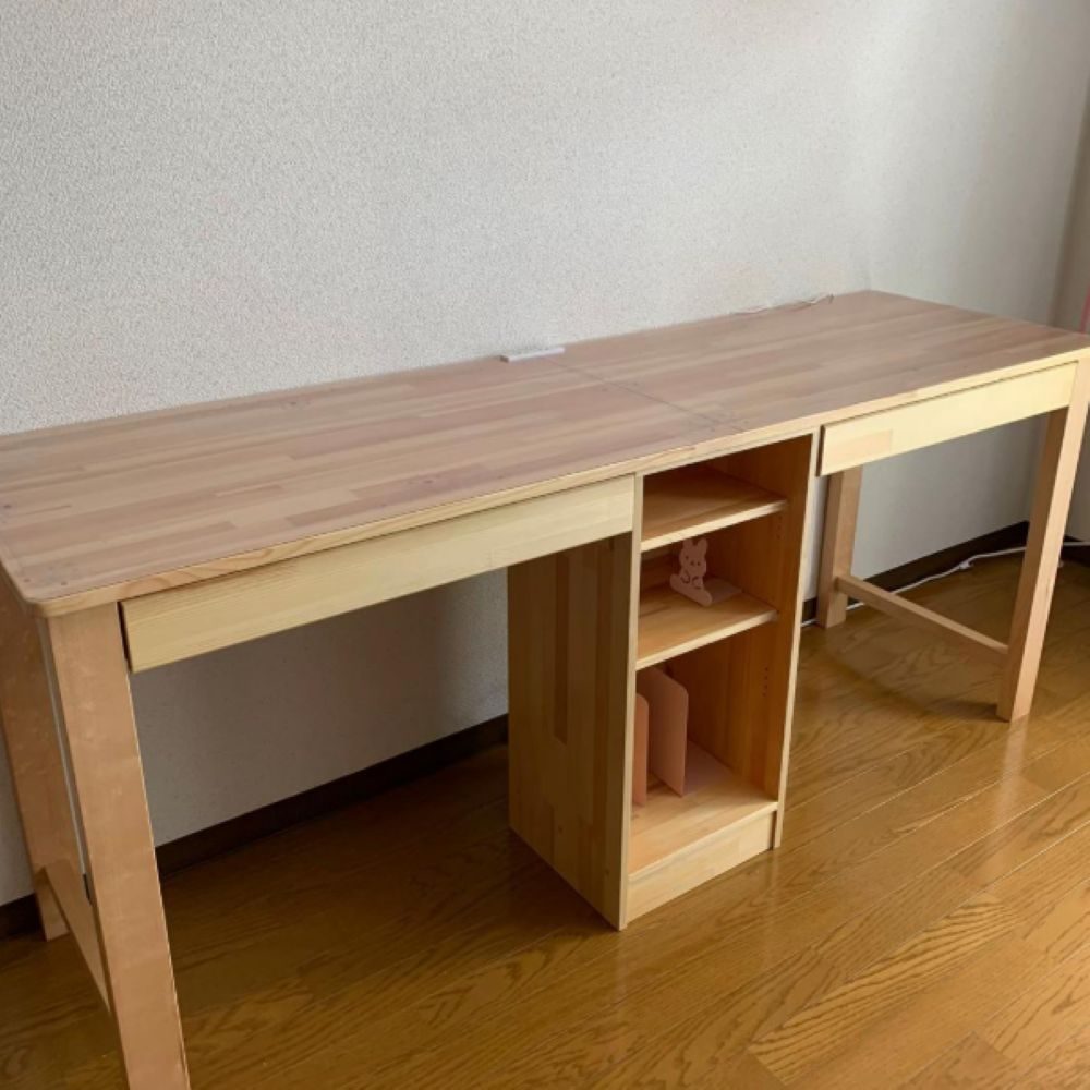 おじいちゃんが作った双子用の机（＠indigo.violet2さんより提供）