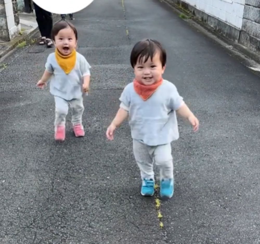 駆け寄る子どもたち（＠maikoneneさんより提供）