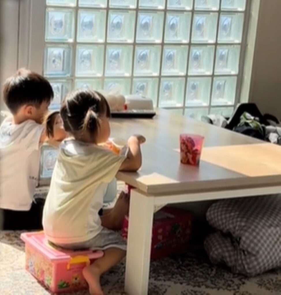 2人でヨーグルトを食べる兄妹（＠minchu0722さんより提供）