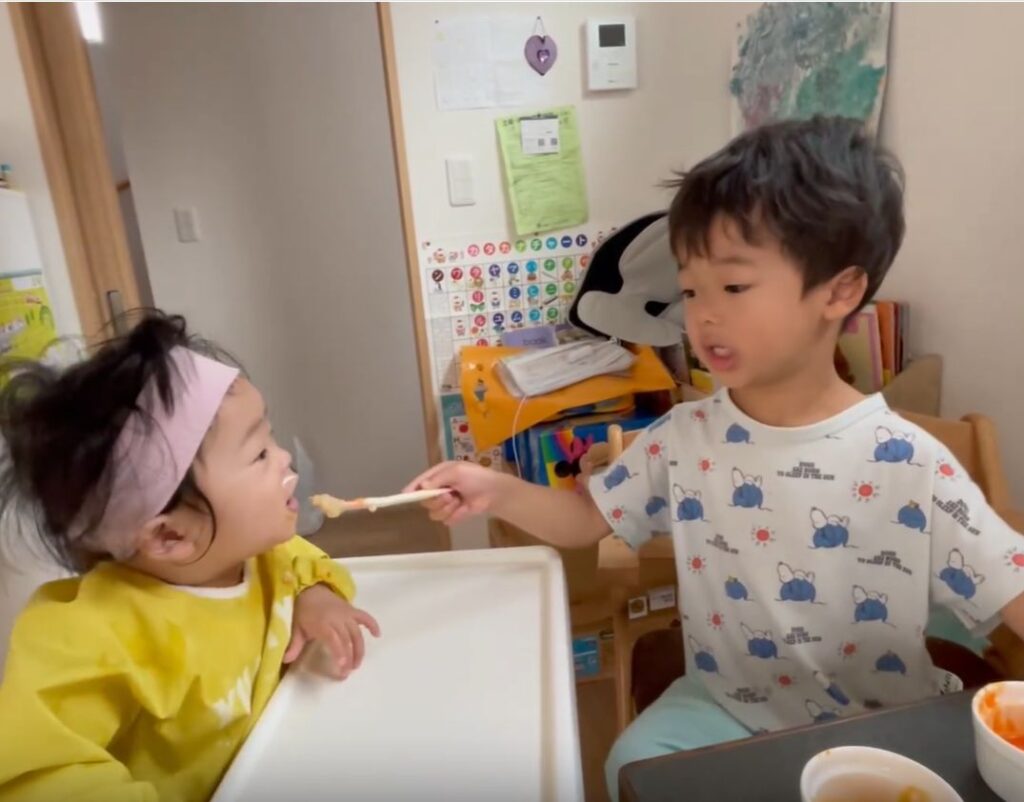 離乳食を食べさせるお兄ちゃん（＠momoko.katoさんより提供）