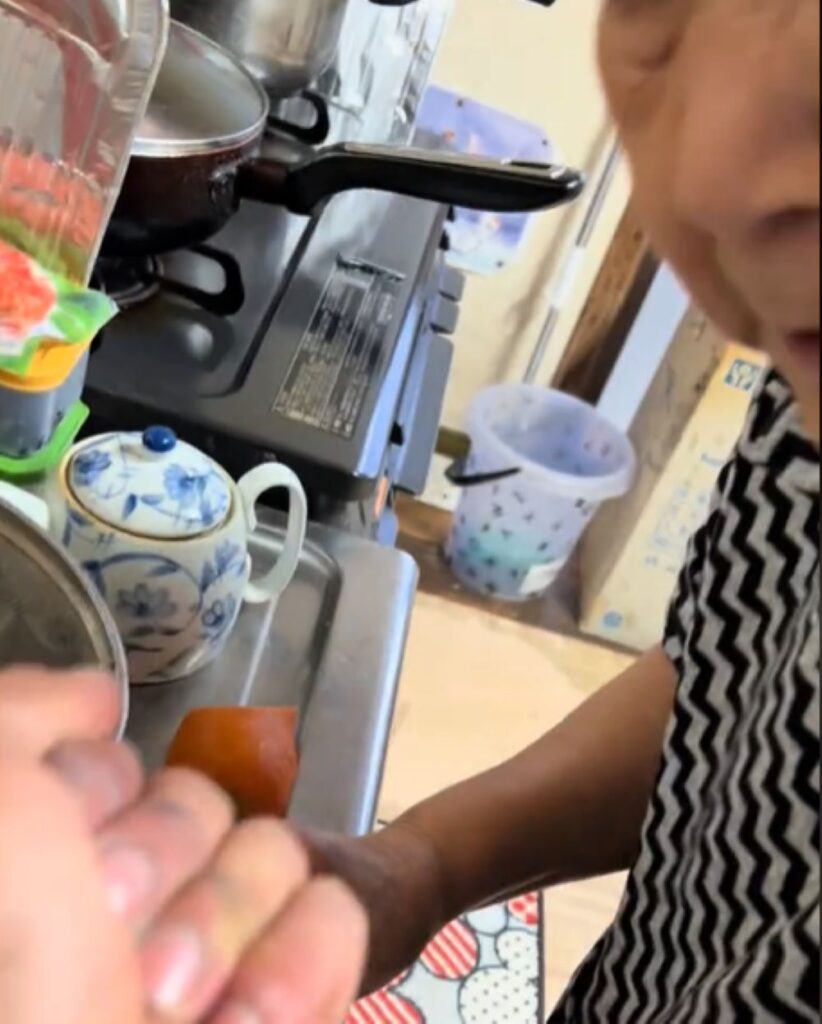 「虫をつかまえた！」とおばあちゃんに…（＠o_gi0321さんより提供）