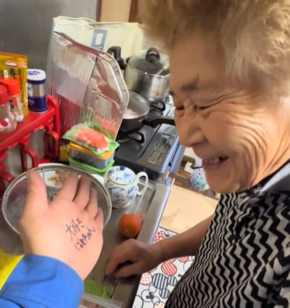 「大好きばあちゃん」の文字（＠o_gi0321さんより提供）