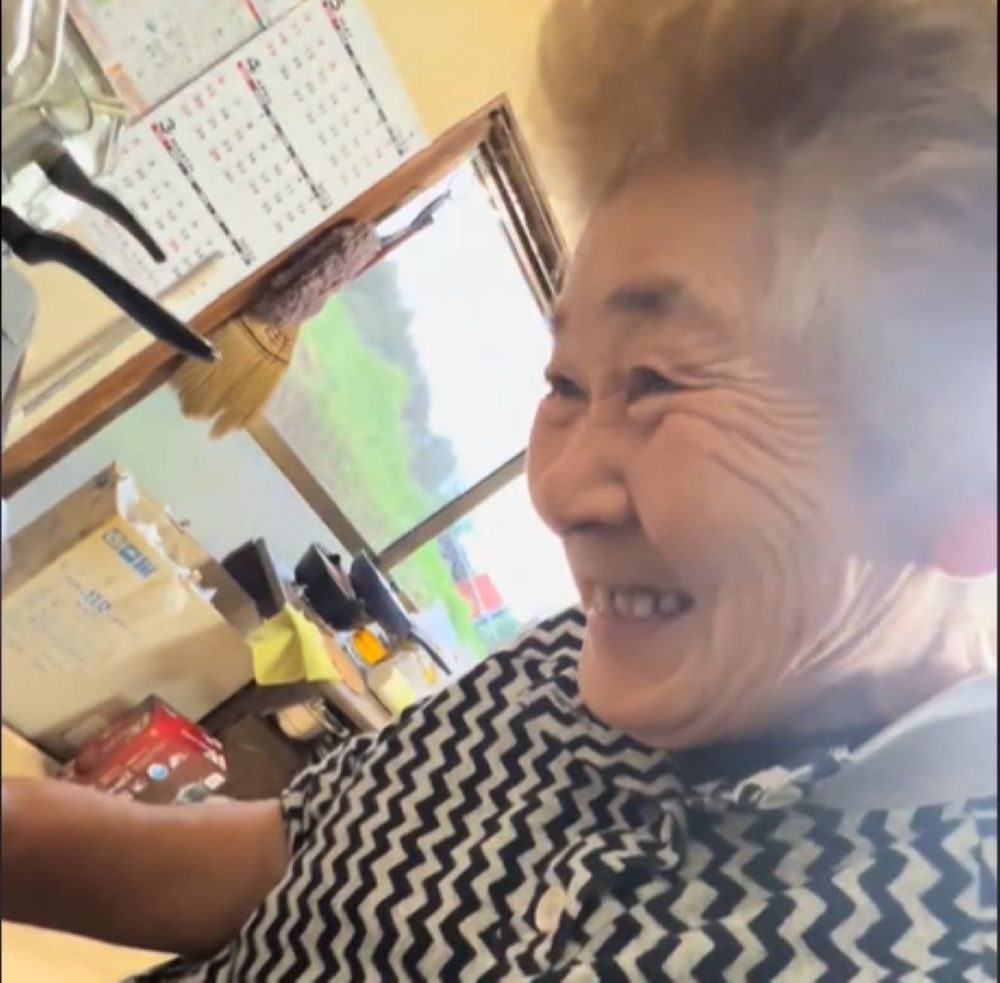 笑顔のおばあちゃん（＠o_gi0321さんより提供）