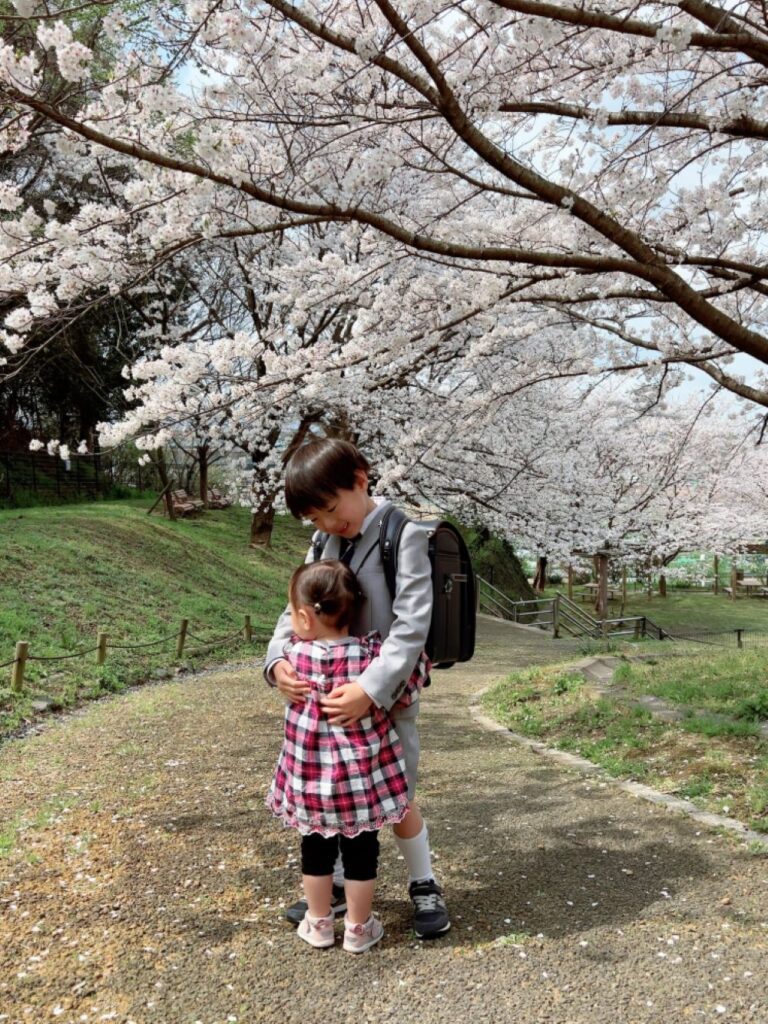 【実際の写真3枚】　6歳息子の背後の様子