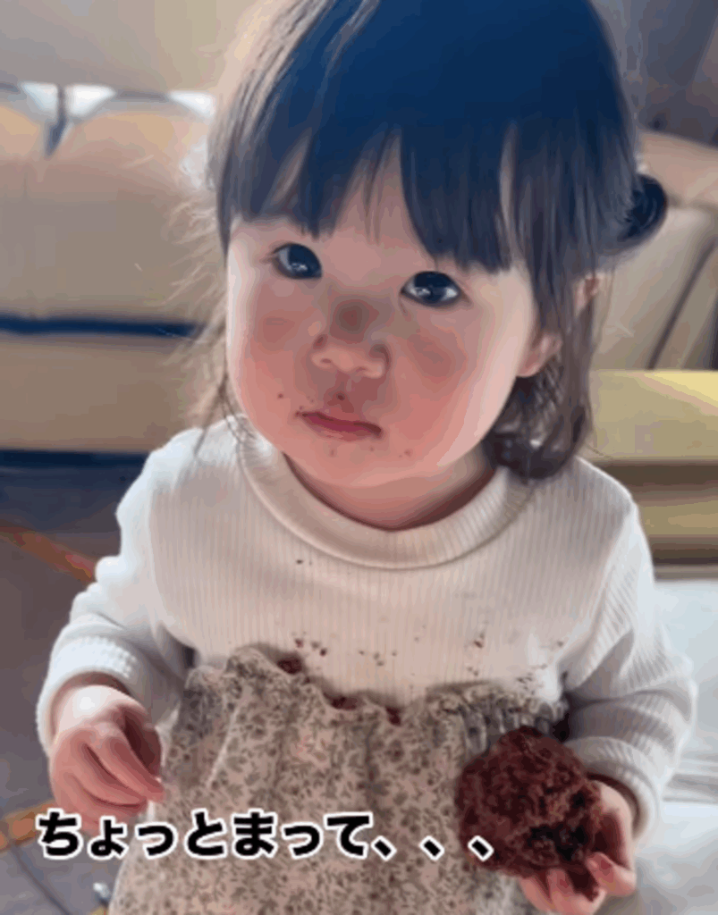 手にはマフィンが…（@moontwins.0810さんより提供）