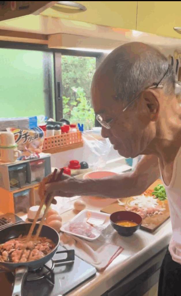 孫のために朝からキッチンに立つ（@papipupeee_poさんより提供）