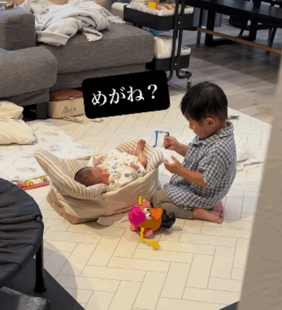 優しく赤ちゃんに話しかけるお兄ちゃん（@ych__i1307さんより提供）