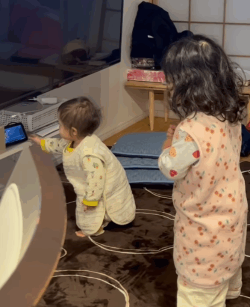 妹ちゃんが電源をポチっ（@sunmoon_0.9さんより提供）