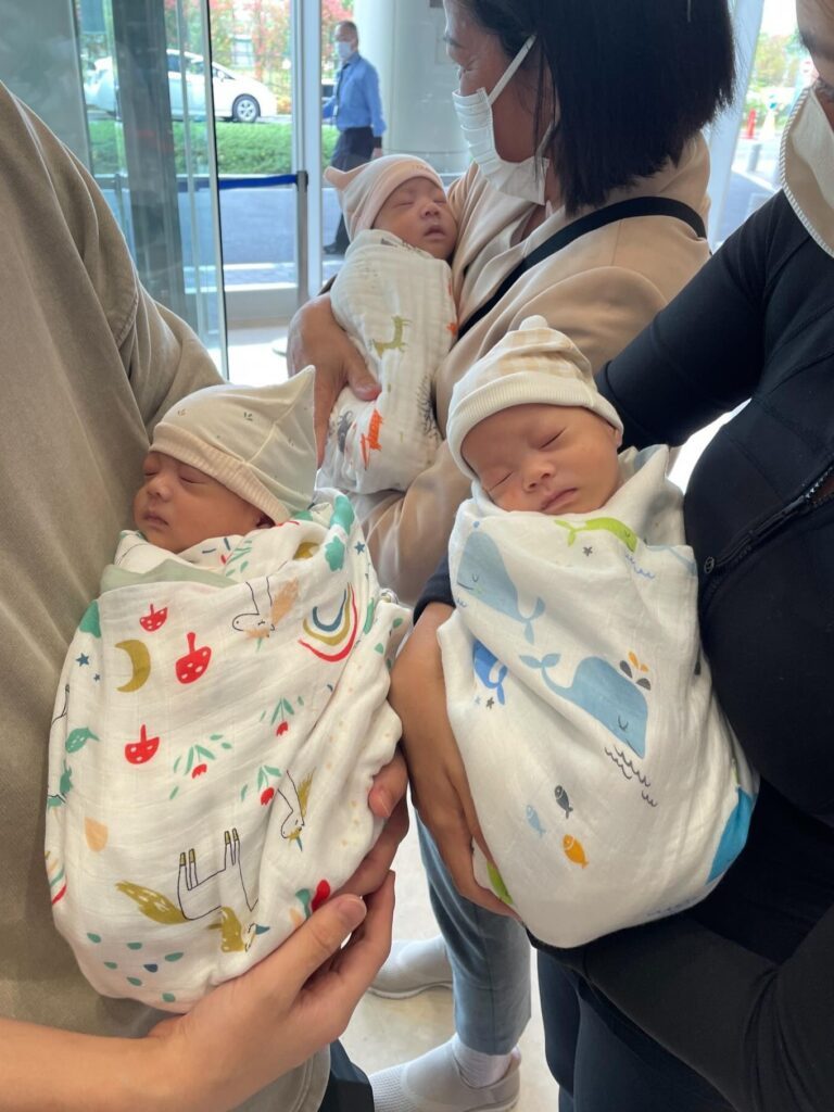 【実際の写真4枚】　生まれてきた三つ子の現在の様子