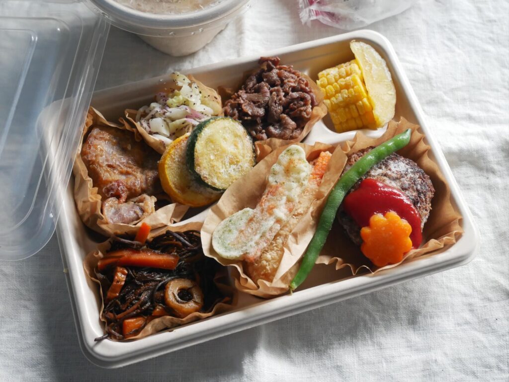 旅館のご飯に負けない華やかさ（＠pumehana24_comekoさんより提供）