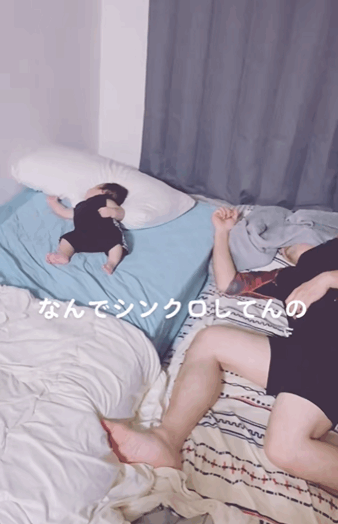 寝相がシンクロしている息子さんとパパさん（@poncotsun33さんより提供）