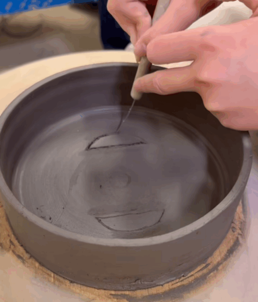 円形の器の底を一部くり抜いているところ（@hokihoki_123さんより提供）