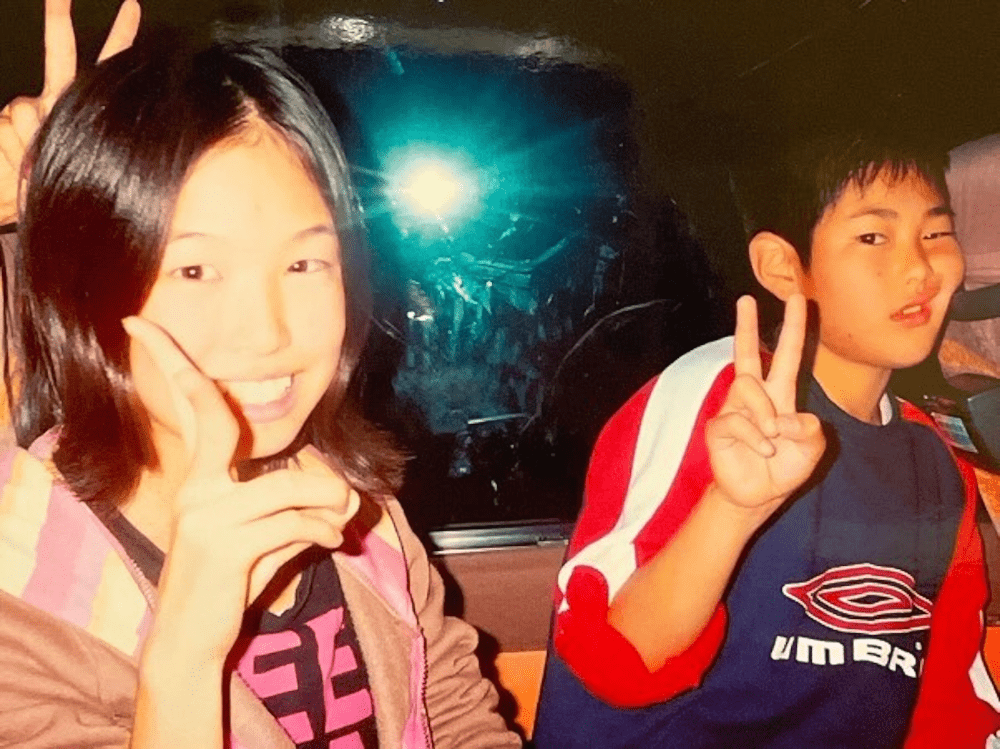 小学生時代の2人①（@chicchimama2021さんより提供）