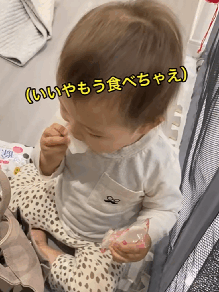問い詰められながらもお煎餅を口に運ぶ息子さん（@ochoooraさんより提供）