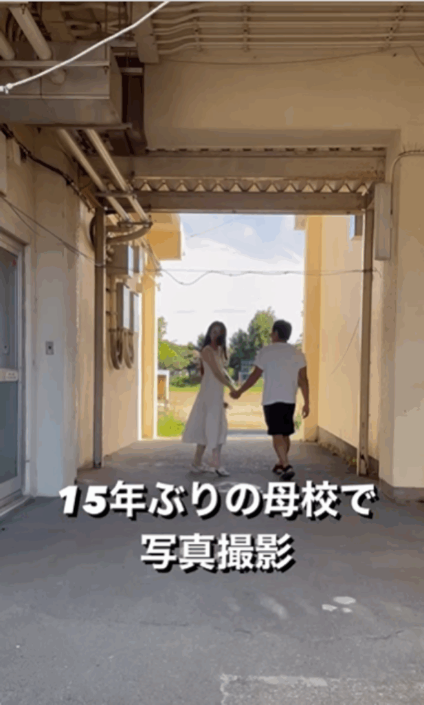 15年ぶりの母校で手をつなぐ2人（@chicchimama2021さんより提供）