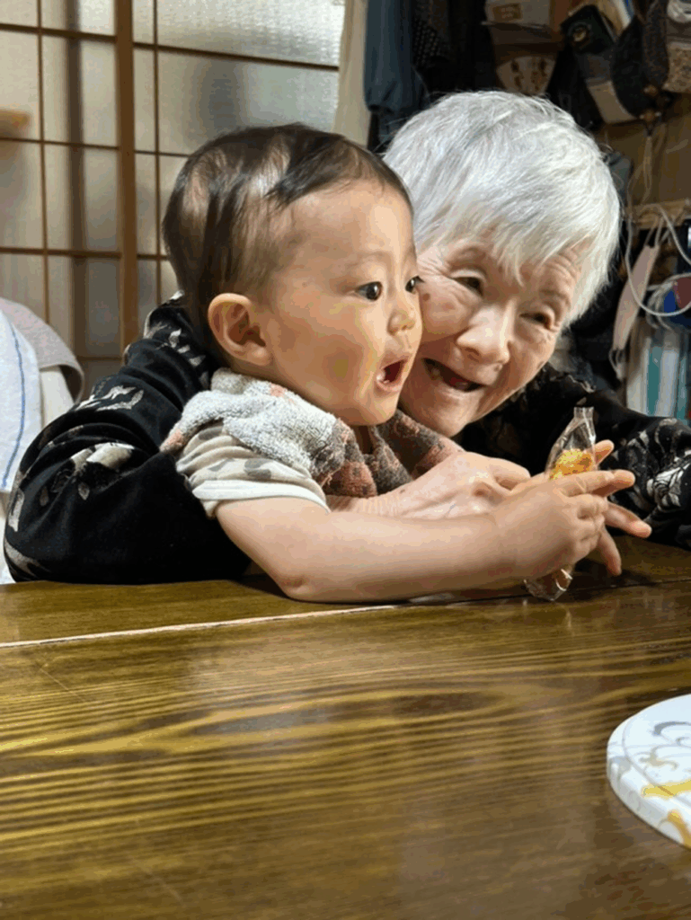 おばあちゃんに抱っこされて（@instaofkeismomさんより提供）