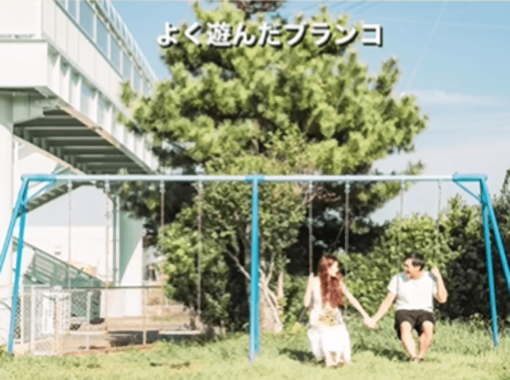 よく遊んだブランコに乗って手をつなぐ2人（@chicchimama2021さんより提供）