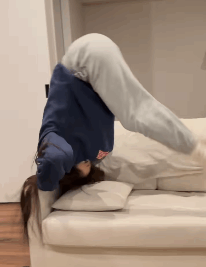 ヘッドスプリング①：肘置きに頭をつける（@tadanohito12214さんより提供）