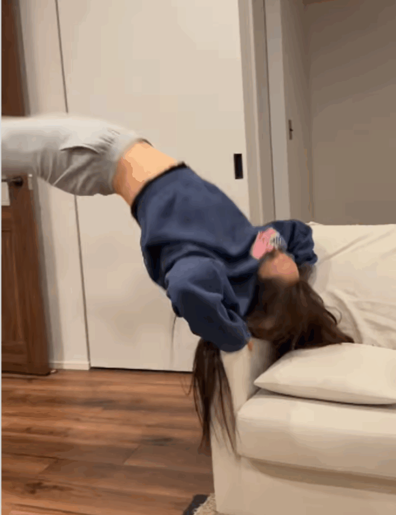 ヘッドスプリング②：足を跳ね上げて回転する（@tadanohito12214さんより提供）