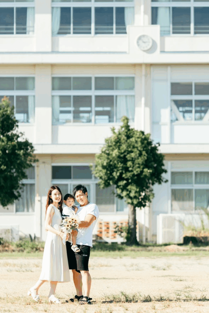 親子3人：息子さんを抱っこ（@chicchimama2021さんより提供）